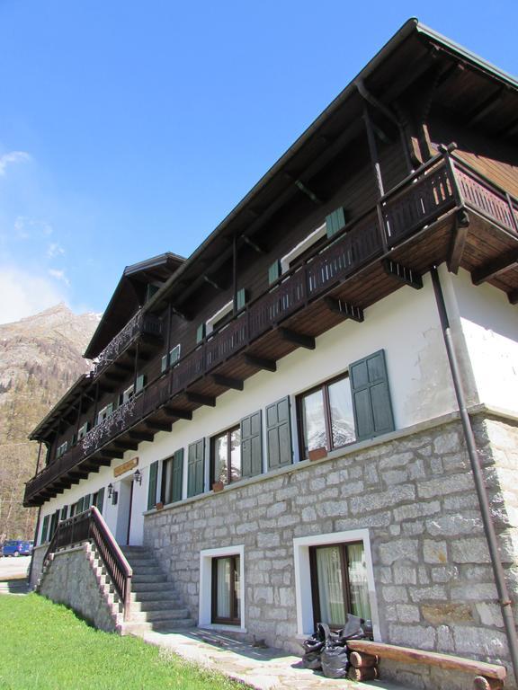 Casa Alpina Don Guanella Acomodação com café da manhã Macugnaga Exterior foto